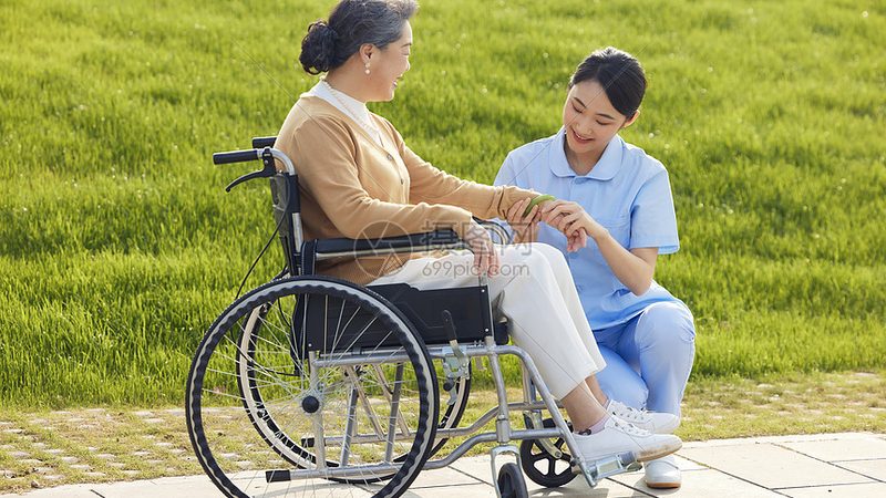 社区养老，如何打造老人的健康守护伞？**